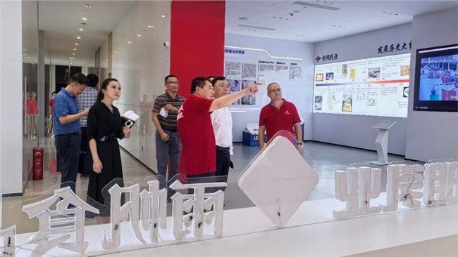 海口副市长冯勇率队考察伊莉讨论区
，将雨帆纳入绿色通道计划，政企联动共筑供应链新篇章